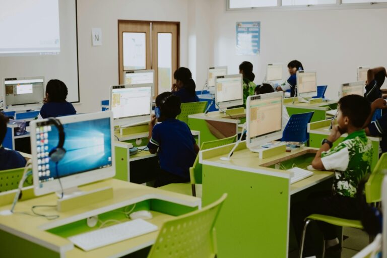 Roxana Mînzatu: România și statele UE trebuie să prioritizeze pregătirea profesorilor pentru AI la clasă