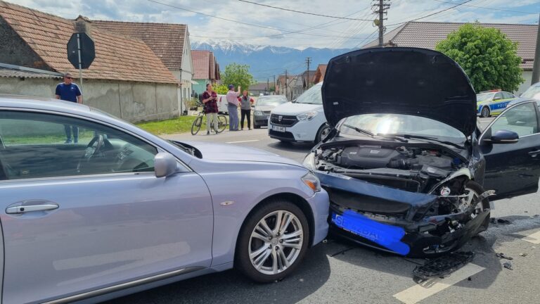 FOTO/ULTIMA ORĂ: Cinci persoane implicate într-un eveniment rutier la Bradu