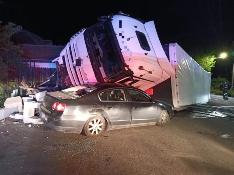 FOTO: Scene dramatice pe Valea Oltului: un TIR a zdrobit un autoturism parcat