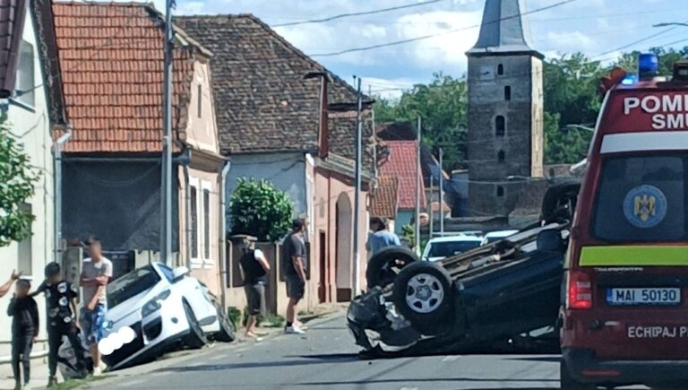 FOTO: Mașină răsturnată la Moșna după un impact violent cu un autoturism parcat