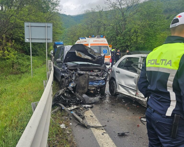 FOTO: DRAMĂ pe Valea Oltului. Șoferiță resuscitată după un accident rutier