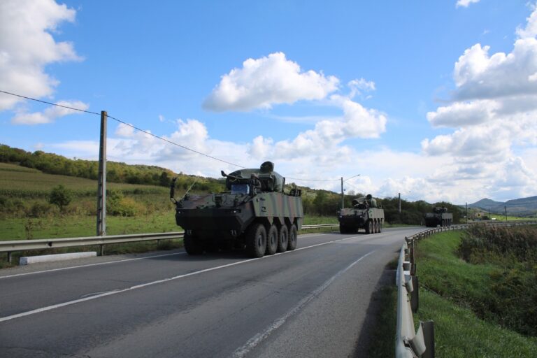 Accident MILITAR în România: mai multe blindate implicate, 11 militari transportați la spital