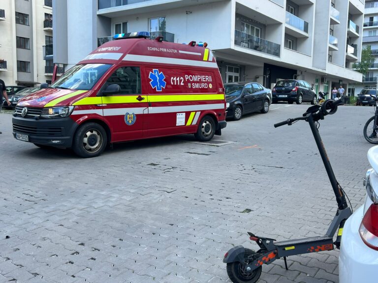 FOTO/ULTIMA ORĂ: Fetiță de 10 ani lovită de o trotinetă electrică în Șelimbăr. A ajuns la spital cu traumatism cranian