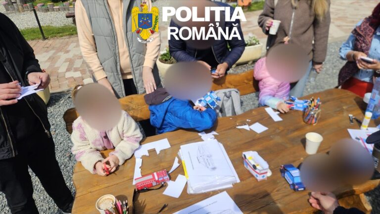FOTO: Cum traversăm corect? Lecții practice pentru copii, oferite de polițiștii sibieni