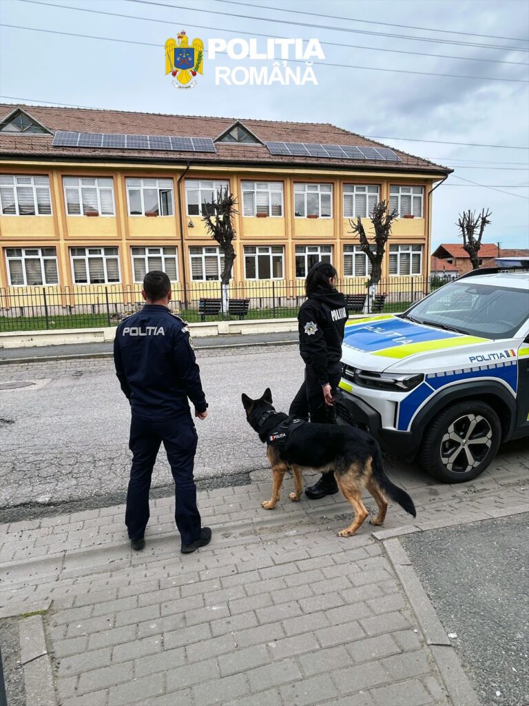 FOTO – Polițiștii sibieni au descins cu câinii la școlile din județ