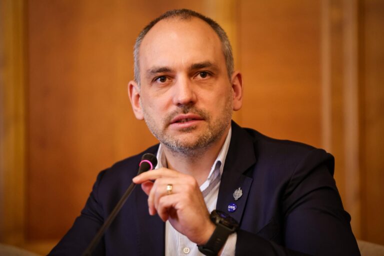 Adrian Echert: HOȚII au dat jos guvernul de mână cu extremiștii pentru a opri reformele