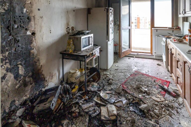 FOTO: PRAF ȘI PULBERE. Cum arată apartamentul din Galați distrus de drona rusească