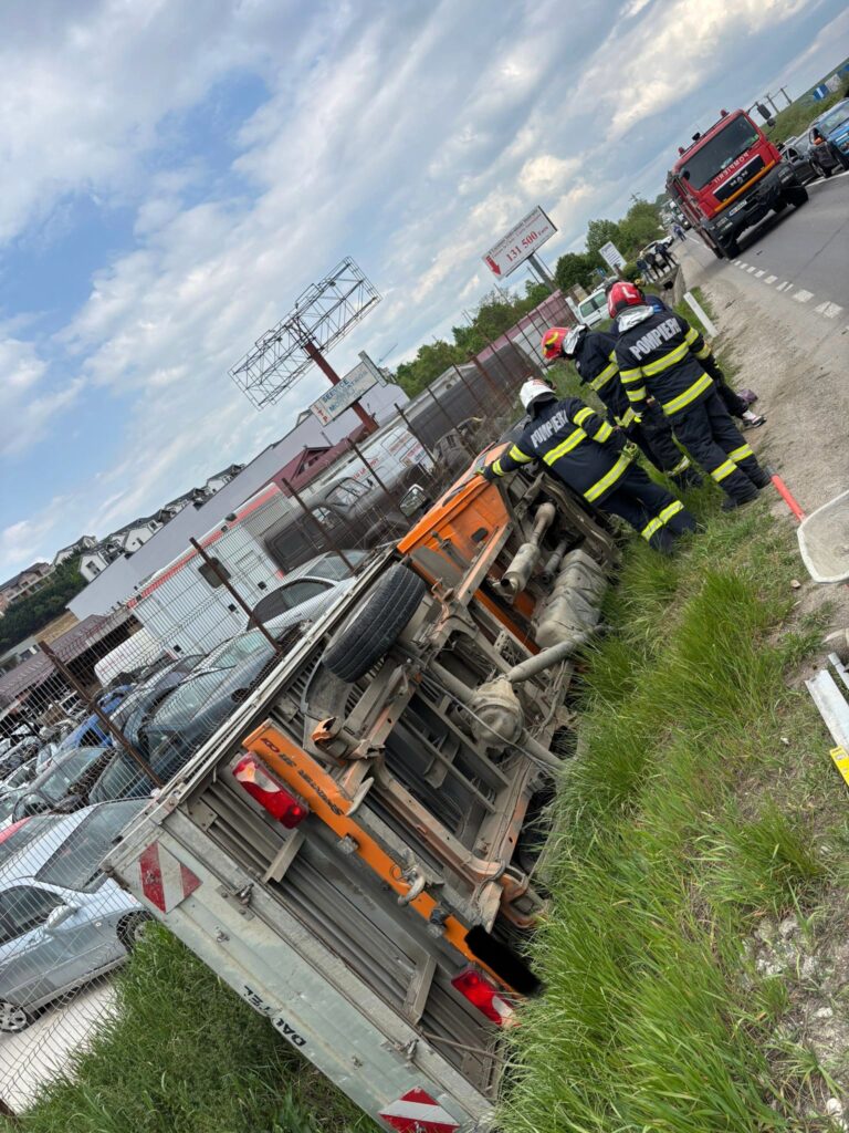 FOTO: Trafic dat peste cap pe DN1, în Cristian! O autoutilitară s-a răsturnat în urma impactului