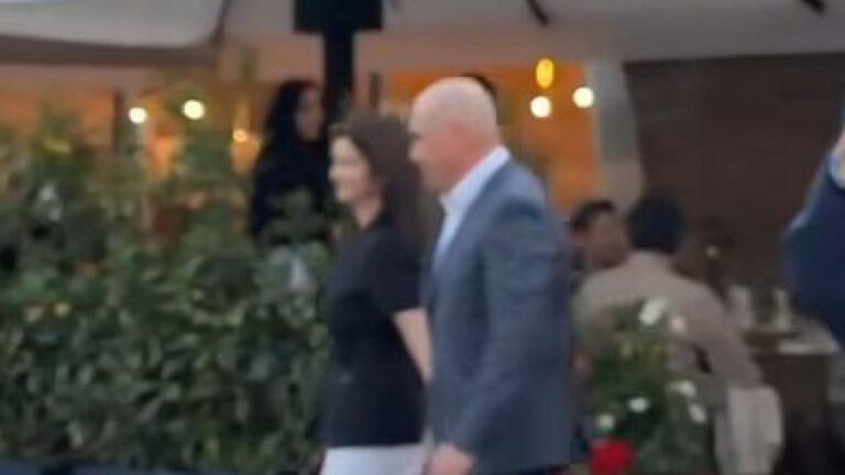 VIDEO – Mulțimea a reacționat instant: Ilie Bolojan, întâmpinat cu APLAUZE la Oradea