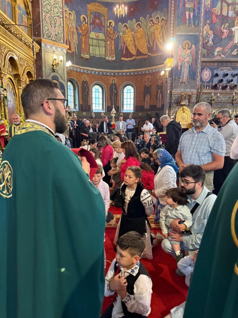FOTO/VIDEO – Rusalii cu sufletul plin la Sibiu: credință, liniște și rugăciune în Catedrala Mitropolitană