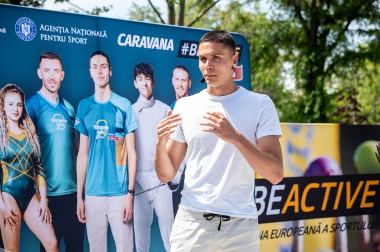 David Popovici, alături de sute de copii într-un proiect special. Campionul olimpic le-a dezvăluit exercițiile din antrenamente. Curând, caravana sportivă va ajunge și la Sibiu
