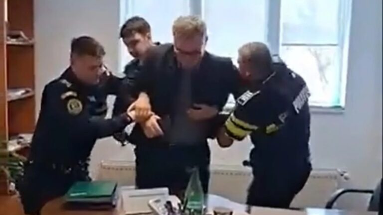 VIDEO: INTERVENȚIE ÎN FORȚĂ. director ÎNCĂTUȘAT după acuzații grave în interiorul instituției