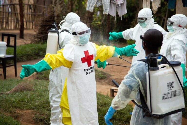 Alertă globală: Ebola scapă de sub control în Africa, iar statele lumii intră în stare de vigilență
