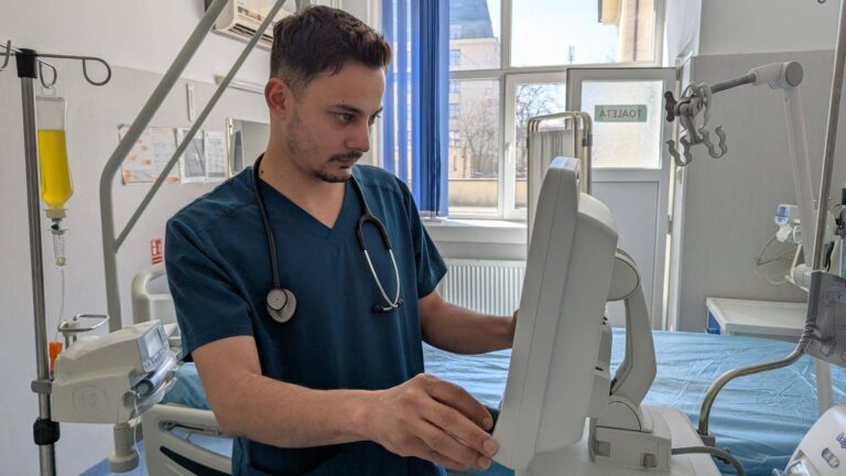 FOTO: Din mijlocul războiului, în prima linie a medicinei din Sibiu: povestea tulburătoare a lui Hasan Diab