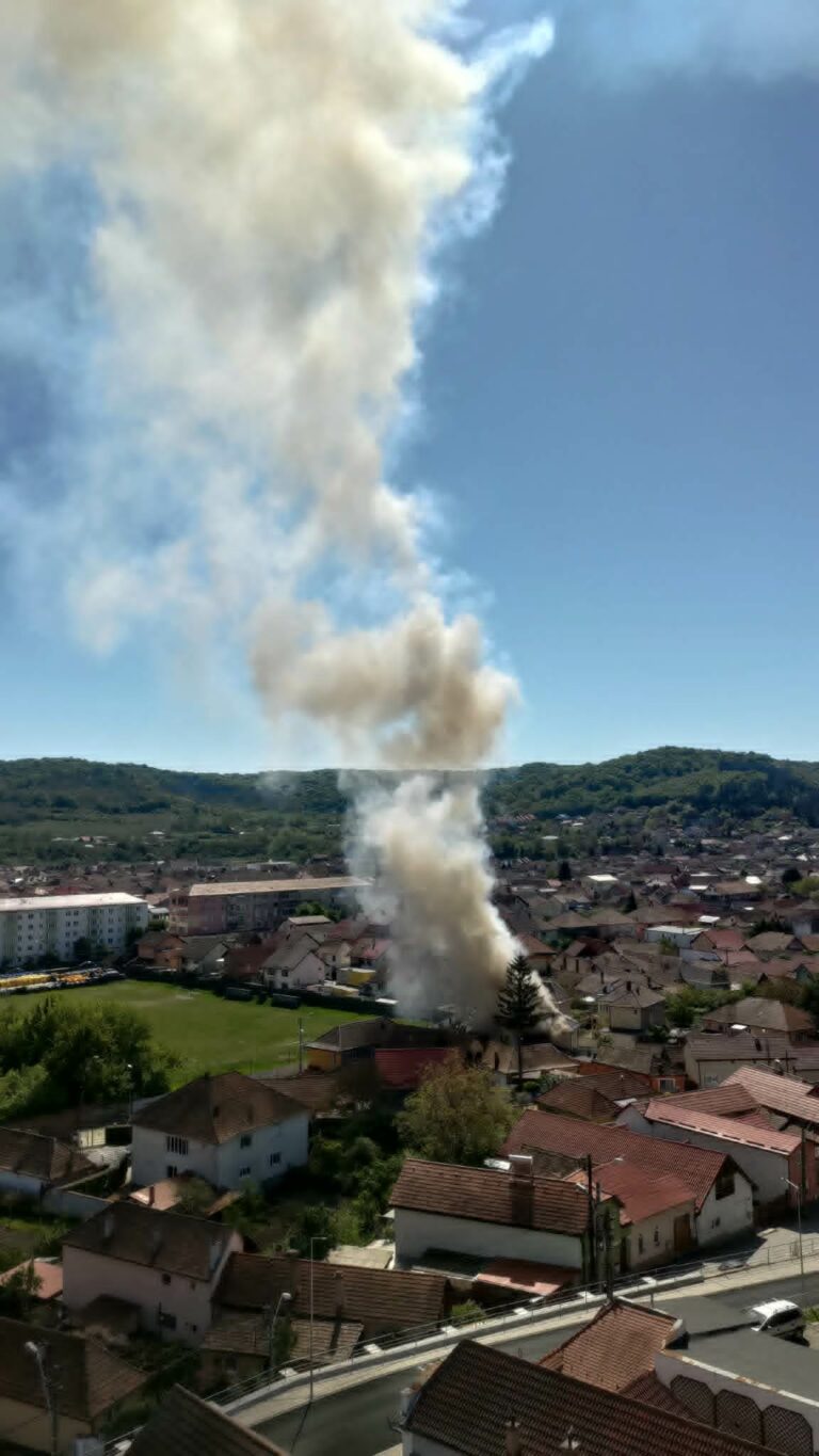 FOTO/ULTIMA ORĂ: Incendiu VIOLENT în Mediaș. Pompierii intervin de urgență