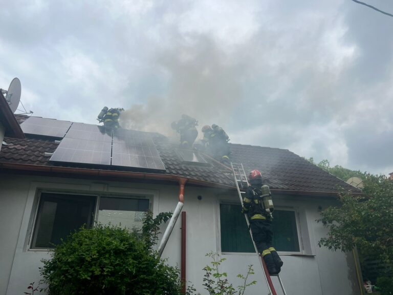 FOTO/ULTIMA ORĂ: Arde acoperișul unei case din Sibiu. Pompierii intervin de urgență