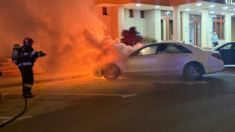 FOTO: Incendiu la o mașină hibrid în Sibiu. Pompierii au evitat un pericol major