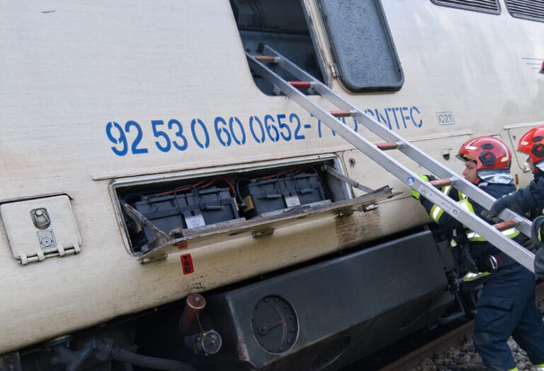 FOTO: Locomotiva unui tren care circula spre Sibiu, cuprinsă de FLĂCĂRI pe Valea Oltului
