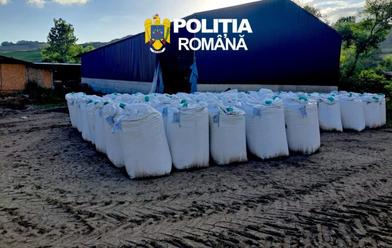 FOTO – Descoperire la o fermă din județul Sibiu: peste 55 de tone de îngrășăminte chimice, depozitate ilegal direct pe sol
