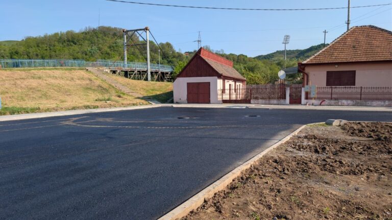 FOTO – Strada Târnavei din Mediaș, transformată complet: au început ultimele lucrări de asfaltare