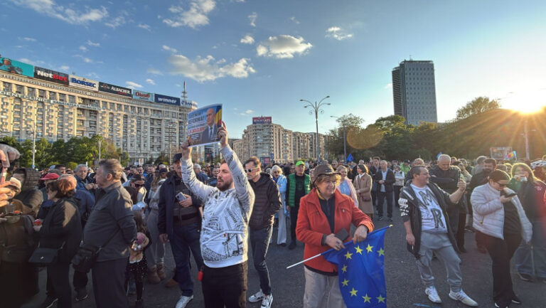 FOTO: Români în sprijinul lui Ilie Bolojan: „Afară din cămară!”, unul dintre mesaje