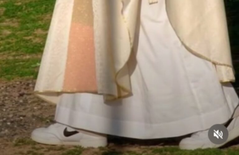 Papa Leon al XIV-lea, surprins în pantofi sport Nike Air: imagine virală, dintr-un documentar realizat la Vatican, stârnește controverse online