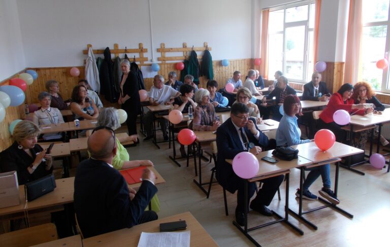 FOTO: Au plecat adolescenți și s-au întors cu părul alb și inimile pline de amintiri la Liceul Teoretic „Axente Sever” Mediaș