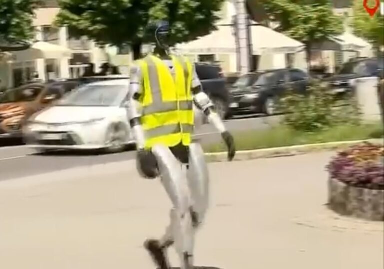 FOTO/VIDEO – Desprins din filmele SF: primul robot umanoid „angajat” oficial în România