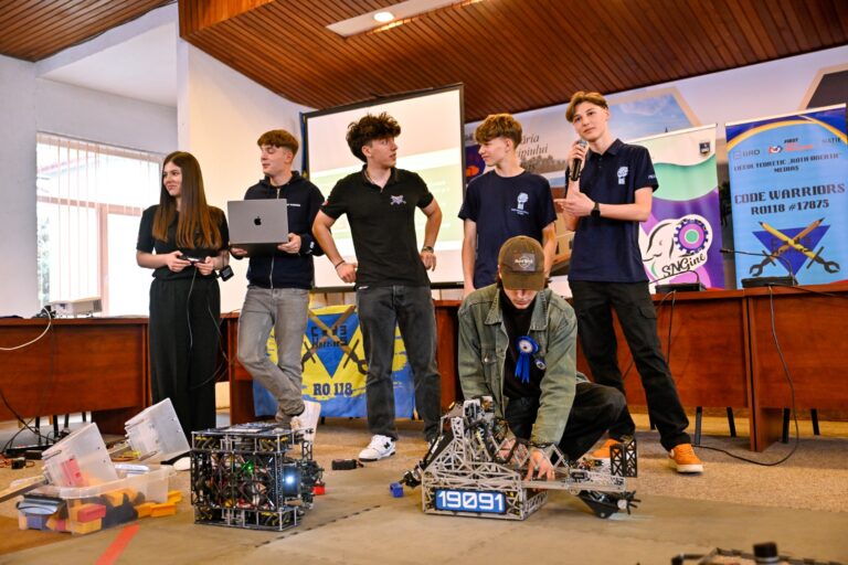 Viitorul se construiește la Mediaș: atelier de robotică organizat de elevi performanți