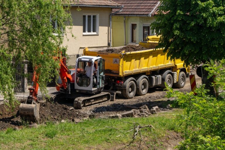 FOTO/VIDEO – Transformare totală pe strada Valea Adâncă din Mediaș: drum modern, canalizare nouă și cabluri îngropate