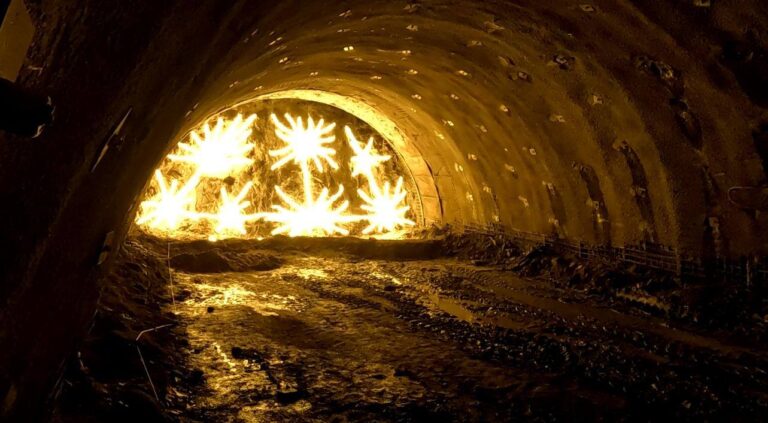 FOTO – România sparge munții: tunelul Robești, străpuns după doar 7 luni