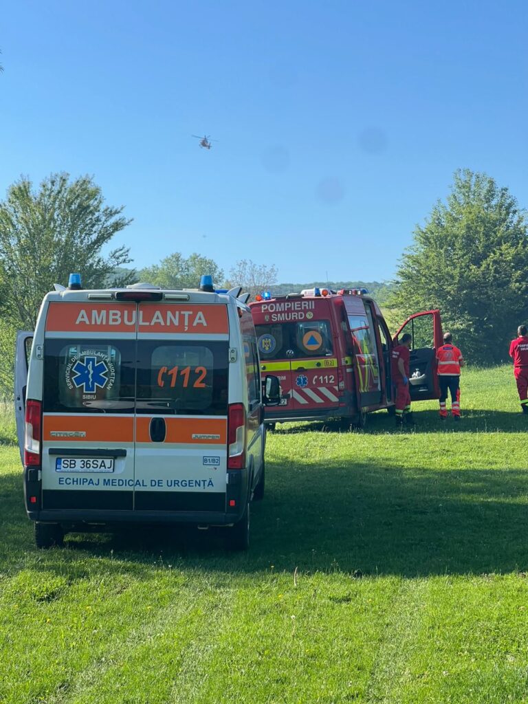 FOTO – Un bărbat și-a DAT FOC și a fost transportat de urgență cu elicopterul SMURD. Intervenție dramatică în județul Sibiu