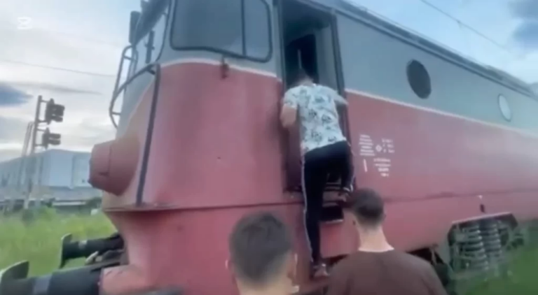 FOTO/VIDEO: 4 tineri, aproape SĂ FURE o LOCOMOTIVĂ pentru like-uri