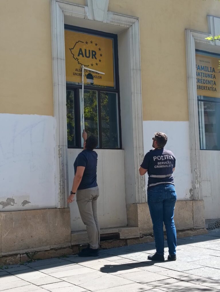FOTO – Explozie de violență: sediul partidului AUR a fost VANDALIZAT