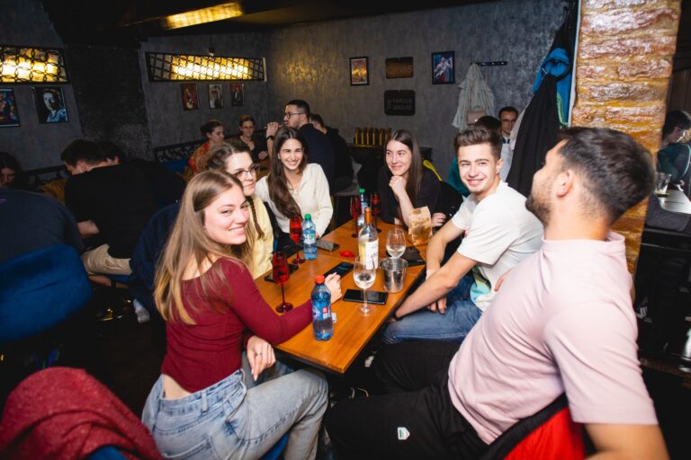 De la foaie și pix la mii de întrebări: cum a crescut Quizmasters Hub în comunitatea din Sibiu