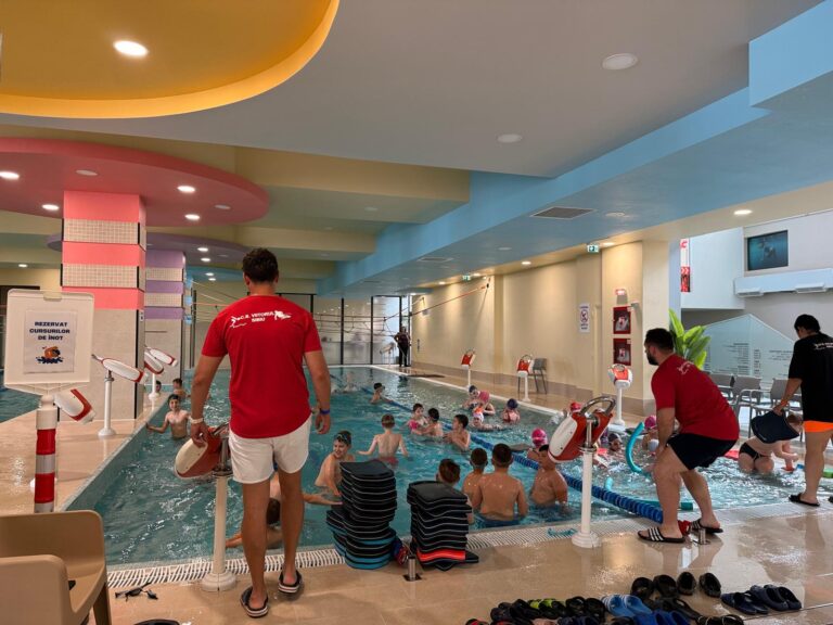 Valuri de bucurie și siguranță deplină. Cum transformă un proiect comunitar orele de sport pentru copiii din Sibiu