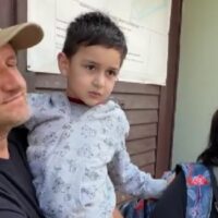 Alex, băiețelul din Sibiu găsit după două zile în pădure, a fost externat. Prima lui dorință: „Ciocolată și înghețată”