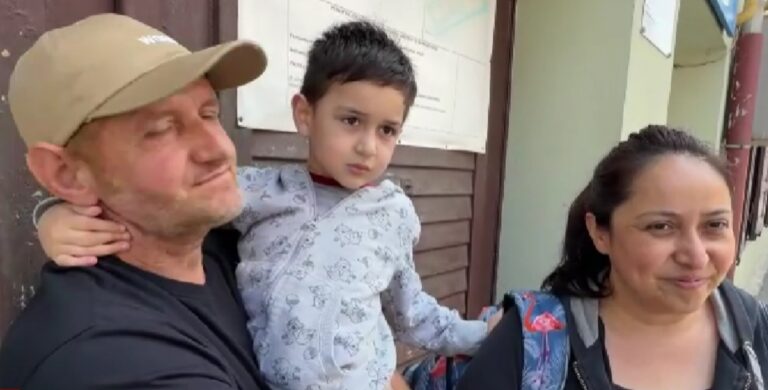 Alex, băiețelul din Sibiu găsit după două zile în pădure, a fost externat. Prima lui dorință: „Ciocolată și înghețată”