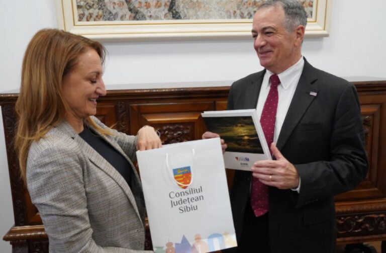 Ambasadorul SUA în România, vizită oficială la Consiliul Județean Sibiu. Daniela Cîmpean: „Sibiul rămâne un reper al patrimoniului și diversității culturale”