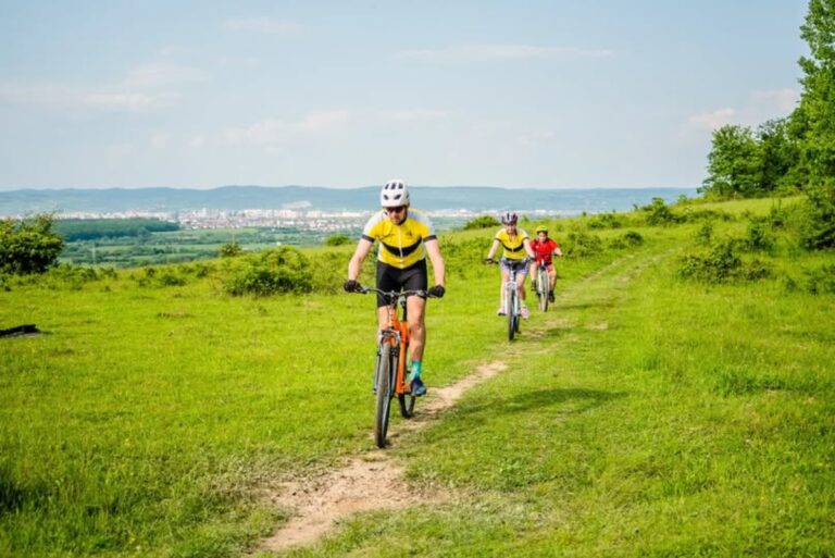 Tură de familie pe e-bike la Sibiu: aventură în natură pentru copii și părinți, după școală