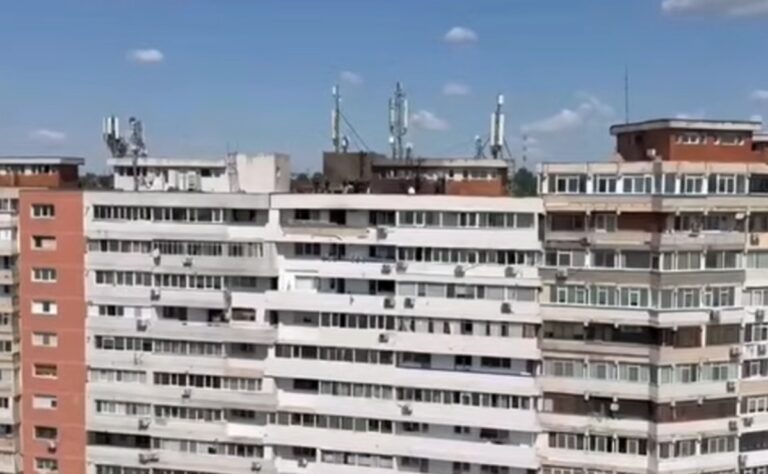 Locatarii blocului afectat de drona căzută în Galați revin acasă. Expertiza confirmă că imobilul este sigur