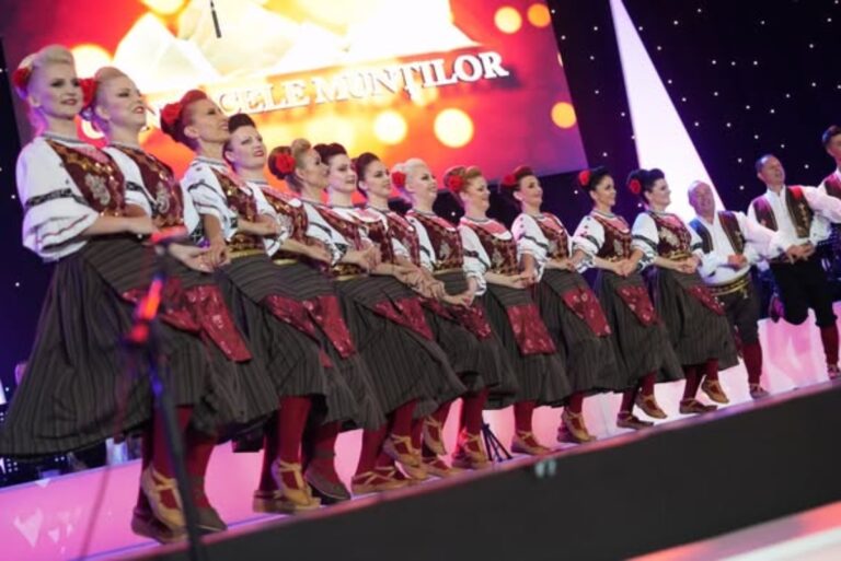 Junii Sibiului sărbătoresc Ziua Europei cu spectacol folcloric la Sibiu: „Europa Cântă și Dansează”