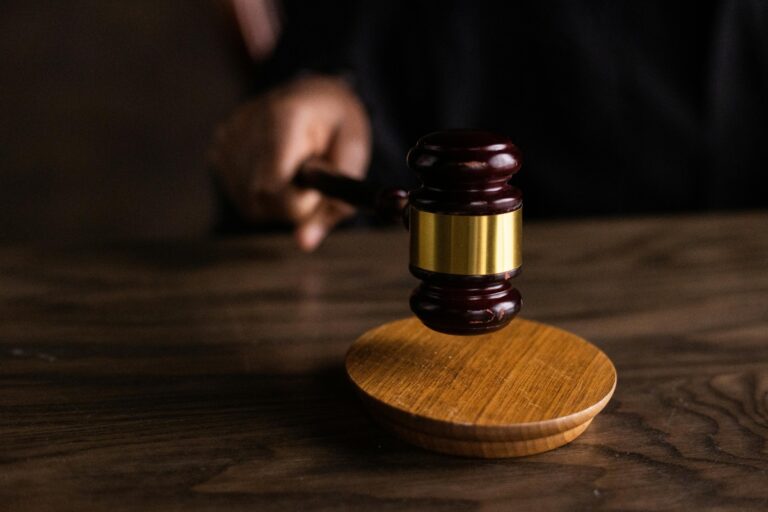 Deținuții vor participa la procese prin videoconferință. Prezența fizică, doar la decizia judecătorului