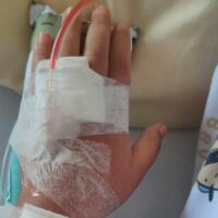 România revoltătoare: Părinții unei fetițe decedate, obligați să dea înapoi alocația pentru perioada în care micuța a fost în moarte cerebrală