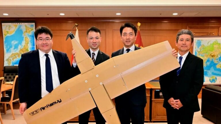 Japonia lansează drone militare din carton: se asamblează în 5 minute și costă de 10 ori mai puțin decât modelele clasice