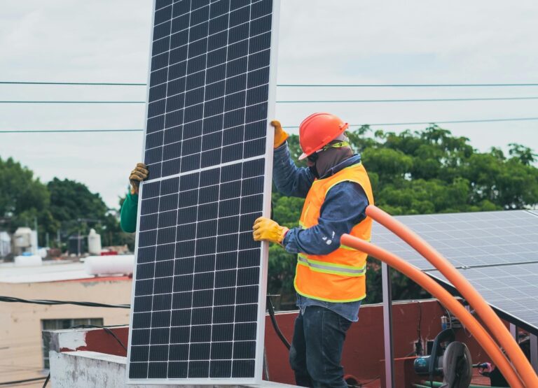 UE restricționează invertoarele chinezești, pe care le au cele mai multe fotovoltaice: calendarul eliminării din proiectele energetice