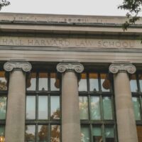 Harvard limitează notele maxime: universitatea vrea să combată inflația notelor și să redea valoare performanței academice