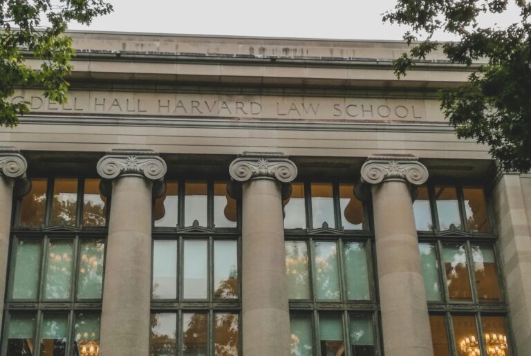 Harvard limitează notele maxime: universitatea vrea să combată inflația notelor și să redea valoare performanței academice