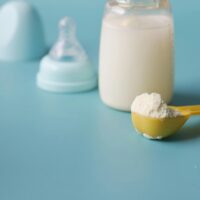 Lapte praf pentru bebeluși, retras în Europa: Nestlé și Danone, vizate într-un scandal privind contaminarea cu cereulidă