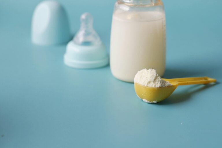 Lapte praf pentru bebeluși, retras în Europa: Nestlé și Danone, vizate într-un scandal privind contaminarea cu cereulidă